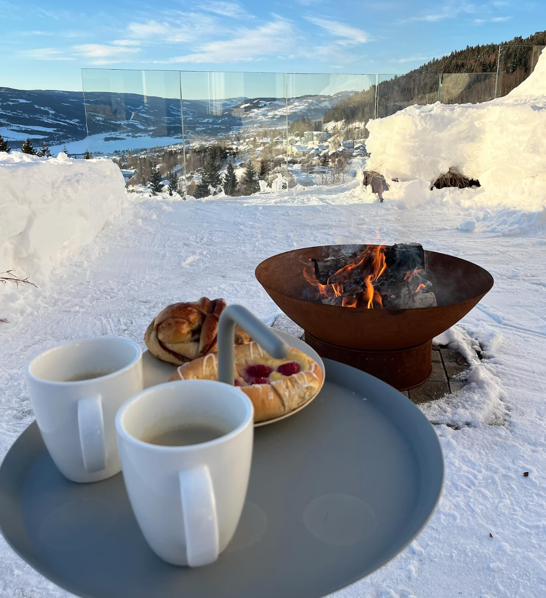 Bålpanne i hagen med kaffe på vinteren