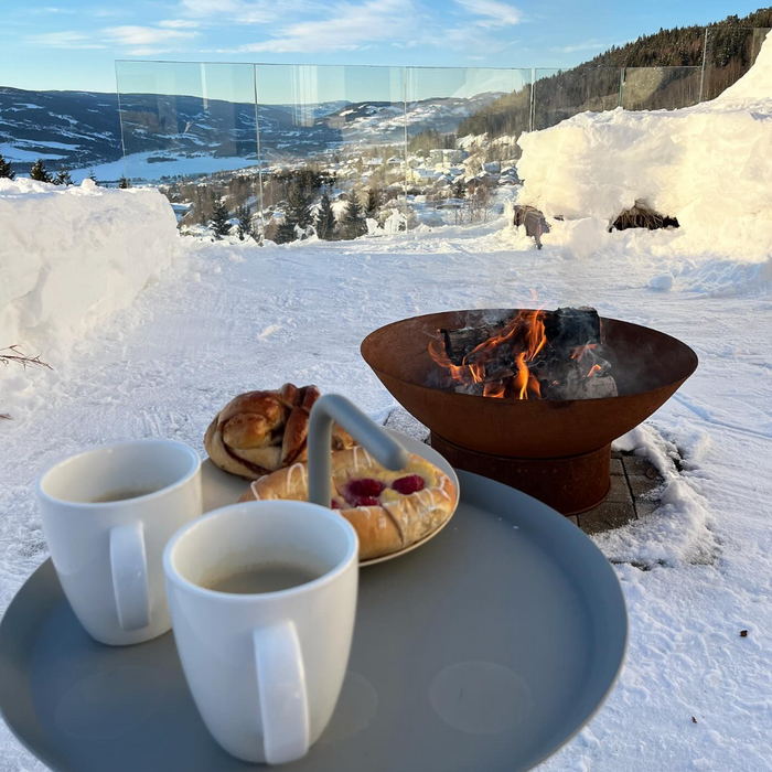 Bålpanne i hagen med kaffe på vinteren