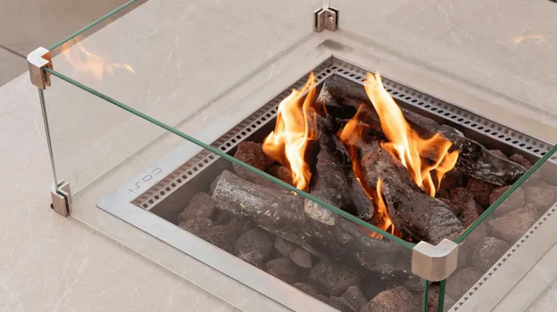 Om det finnes peisbord med plass til gassdunken i sokkelen? Selvfølgelig!